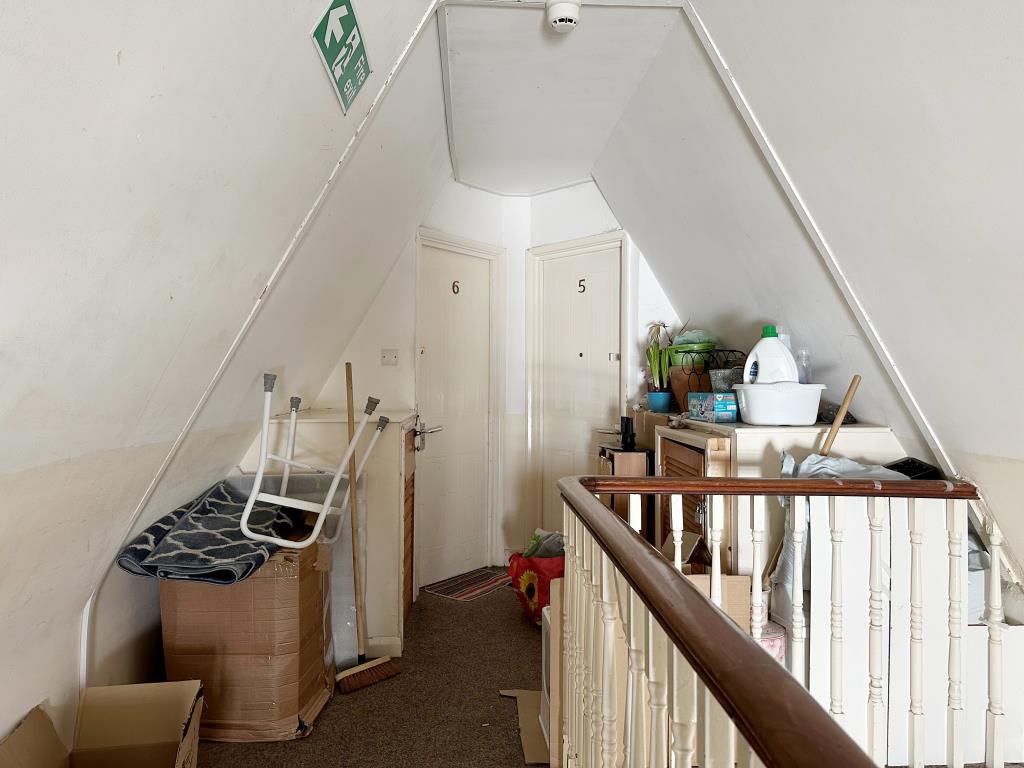 Lot: 113 - ONE-BEDROOM TOP FLOOR FLAT WITH SHARE OF FREEHOLD - Internal hallway which shows flats 5&6